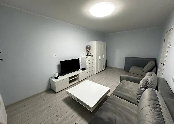 Tallinn's Prime Spot: Pae 49 - Near Airport, Concerts & Shops 탈린