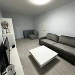 Tallinn's Prime Spot: Pae 49 - Near Airport, Concerts & Shops Lägenhet