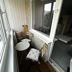 Tallinn's Prime Spot: Pae 49 - Near Airport, Concerts & Shops Lägenhet Tallinn